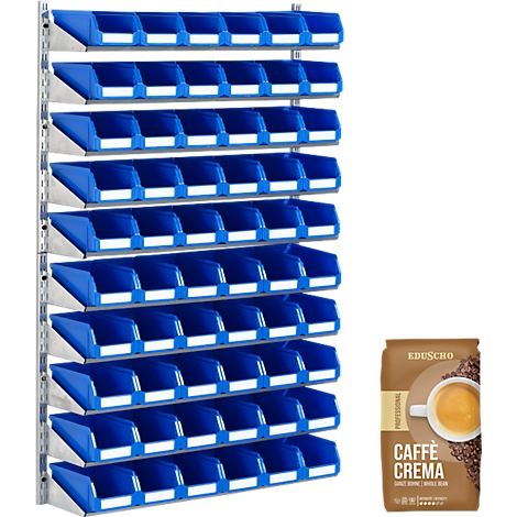 Blau-weiße Wandregale mit zahlreichen Fächern und daneben eine Kaffeepackung mit einem Kaffee-Motiv.