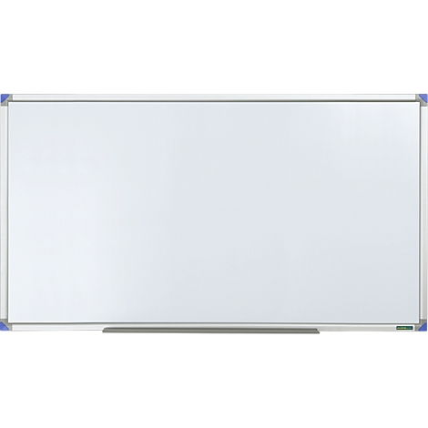 Een rechthoekig, leeg whiteboard met een zilveren frame en blauwe en groene accenten.