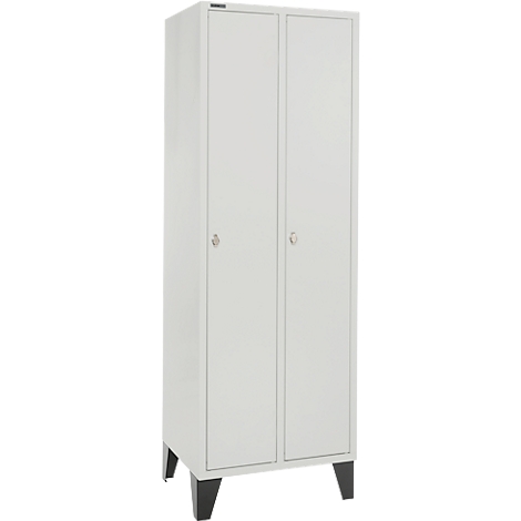 Armoire blanche à deux portes, boutons ronds et pieds sombres. L'armoire se dresse sur un fond neutre.