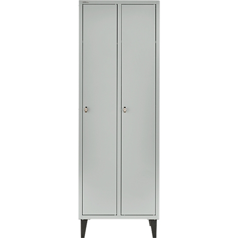 Armoire gris clair à deux portes, boutons argentés et pieds noirs.