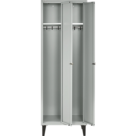 Armoire en acier gris, deux portes ouvertes, intérieur avec barre et crochets, sur pieds noirs.
