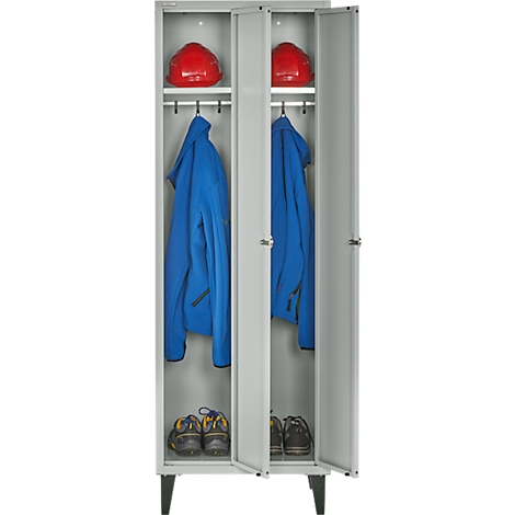 Un casier gris avec des portes ouvertes. À l'intérieur, deux casques rouges, des vestes bleues et des chaussures.