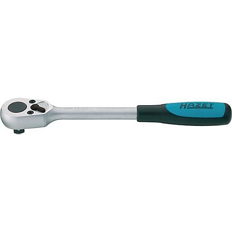 Een zilveren ratelsleutel met een blauw-zwarte handgreep. De naam HAZET is op de handgreep gegraveerd.