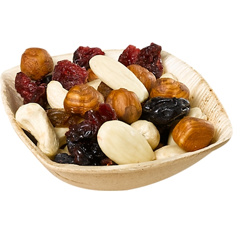 Nuss- und Trockenfruchtmischung in einer Schale aus Naturmaterialien. Enthalten sind Mandeln, Cashews, Haselnüsse, Cranberries und Rosinen.