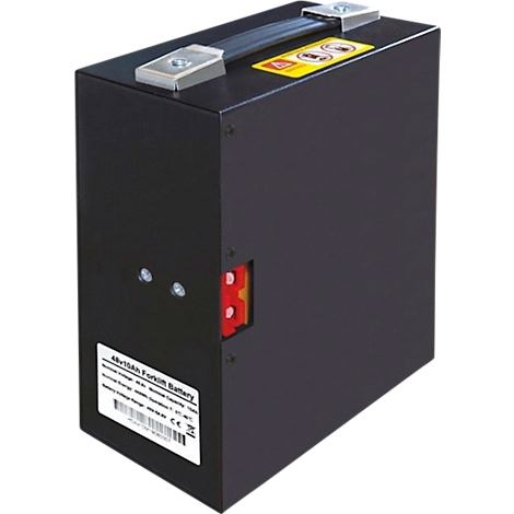 Zwarte accu met handvat, sticker met technische gegevens. Rode connector zichtbaar.
