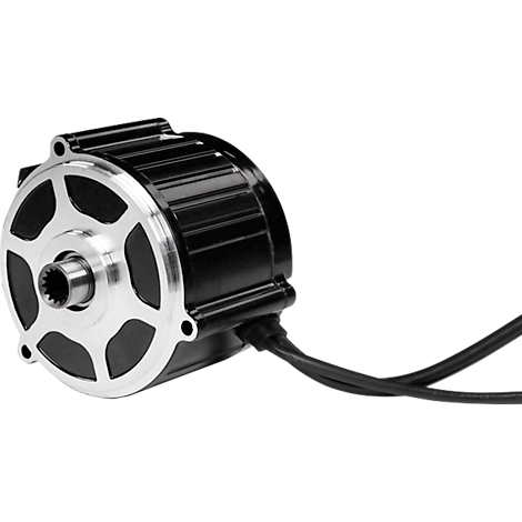 Schwarzer Elektromotor mit silberner Frontplatte, Zahnwelle und zwei herausgeführten Stromkabeln.