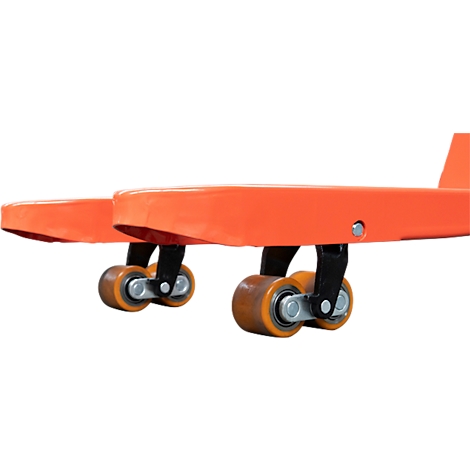 Nahaufnahme: Orangefarbene Gabelstapler-Räder.