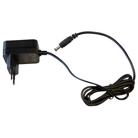 Schwarzes Steckernetzteil mit langem Kabel und Rundstecker vor weißem Hintergrund.