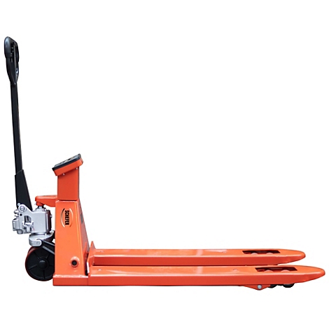Orangener Hubwagen mit Waage vor weißem Hintergrund.