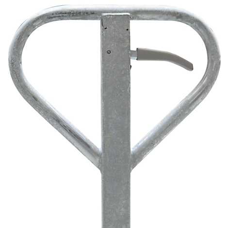 Der silberne, metallische Griff eines Hubwagens mit einem seitlichen Hebel vor weißem Hintergrund.
