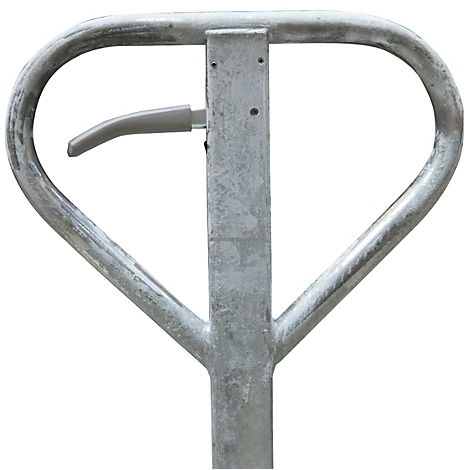 Der silberne, metallische Griff eines Hubwagens mit einem integrierten Bedienhebel.