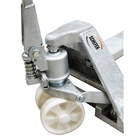 Nahaufnahme der Hydraulikeinheit und der weißen Lenkrollen eines verzinkten Schefer Hubwagens.