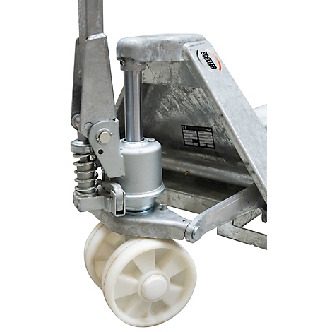 Nahaufnahme des Hydraulikzylinders und der weißen Kunststoffrollen eines verzinkten Hubwagens von Schefer.