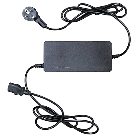 Schwarzes Netzteil mit Kabeln und Schuko-Stecker vor weißem Hintergrund.