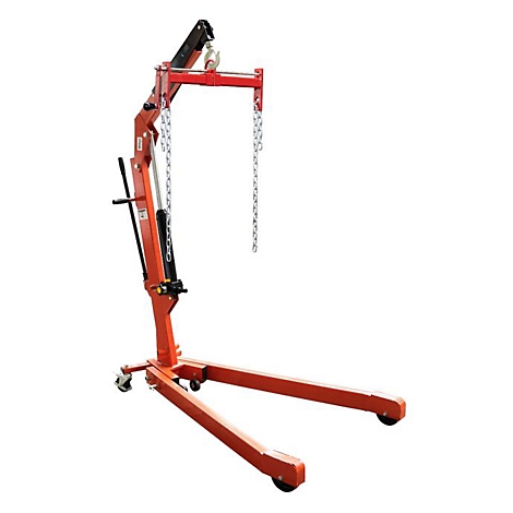 Roter hydraulischer Werkstattkran mit verstellbarem Ausleger und Kettengehänge auf weißem Grund.
