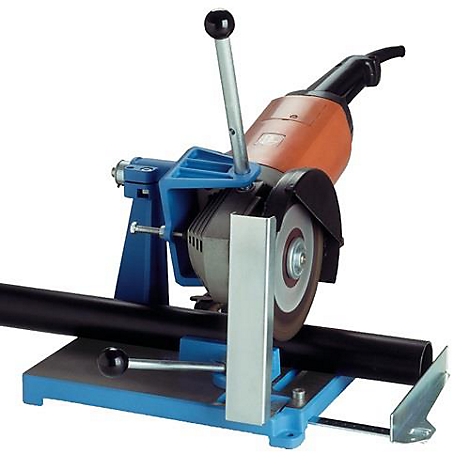 Pijpsnijder, blauw-oranje, met zwarte pijp. Het apparaat staat op een werkoppervlak.