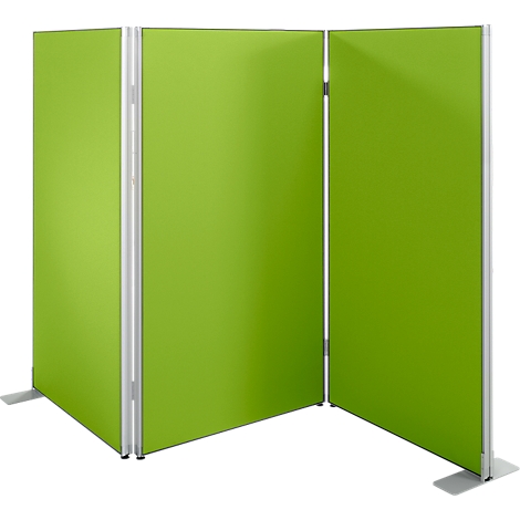 Groen, opvouwbaar kamerscherm van stof met zilveren frames.