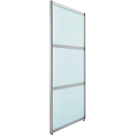 Een heldere, rechthoekige glazen deur met een zilveren frame. Drie horizontale, zilveren spanten verdelen het glazen oppervlak.