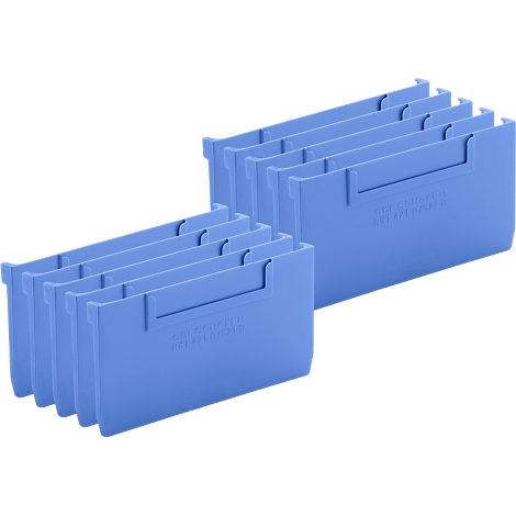 Lichtblauwe plastic dozen, gestapeld. Opschrift: "TOWERMAX".