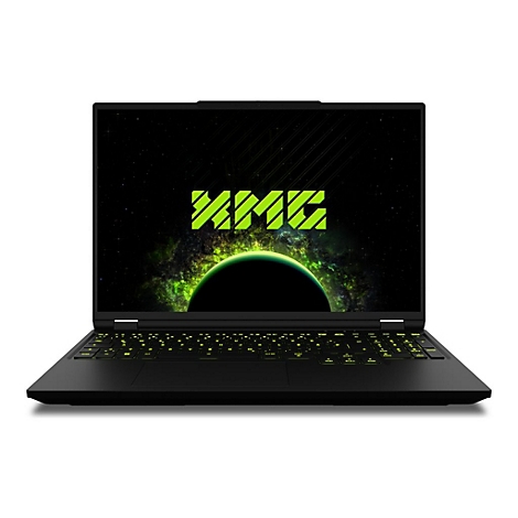 Schwarzer Laptop mit leuchtender grüner Tastatur und Bildschirm, auf dem das XMG-Logo vor einem Weltraumhintergrund zu sehen ist.