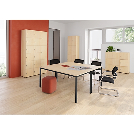 Büro mit Tisch, Stühlen, Schränken und einem Hocker. Fenster im Hintergrund.