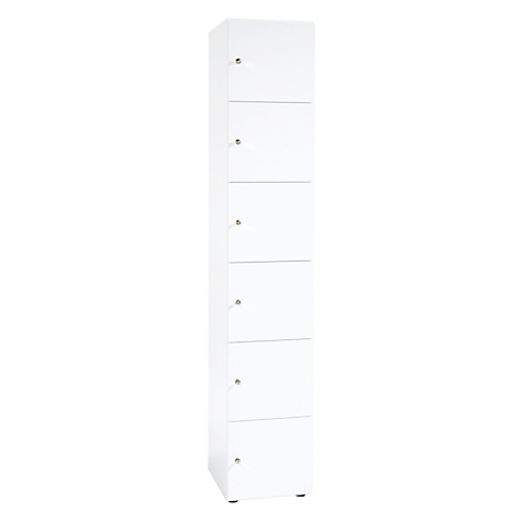 Ein weißer Schrank mit sechs Türen, jede mit einem silbernen Griff.