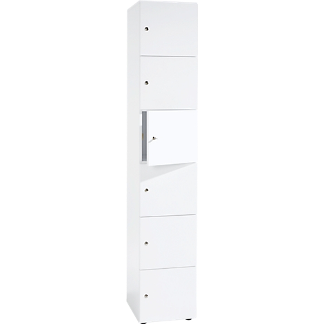 Hoher weißer Schrank mit sechs Fächern. Jedes Fach hat einen kleinen, runden Griff.