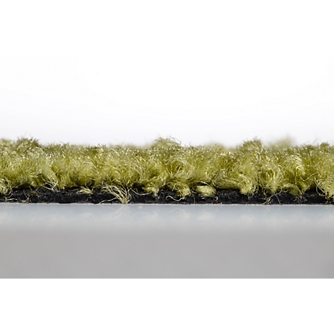 Nahaufnahme der Kantenstruktur eines olivgrünen Hochflorteppichs mit schwarzem Rücken.