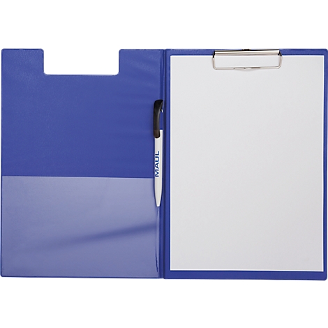 Blaues Klemmbrett, geöffnet, mit weißem Papier, Stift und Einsteckfach. Stift mit „MAUL“-Aufdruck.