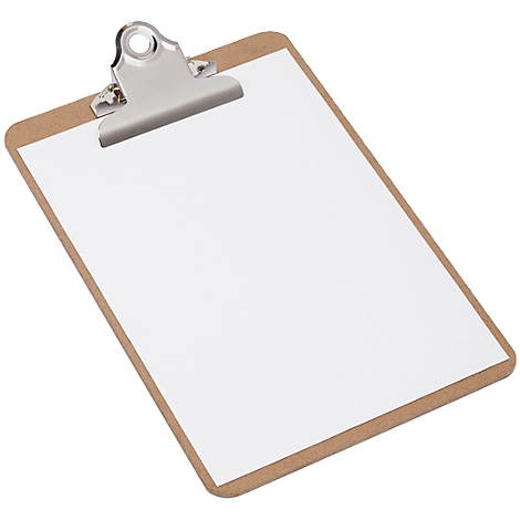Klemmbrett aus braunem Holz mit silberner Klammer und weißem Papier.