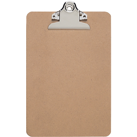 Braunes Klemmbrett mit silbernem Clip.