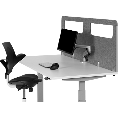 Ein Arbeitsplatz mit Schreibtisch, Bildschirm, Bürostuhl und Trennwand. Alles in Grau- und Schwarztönen gehalten.