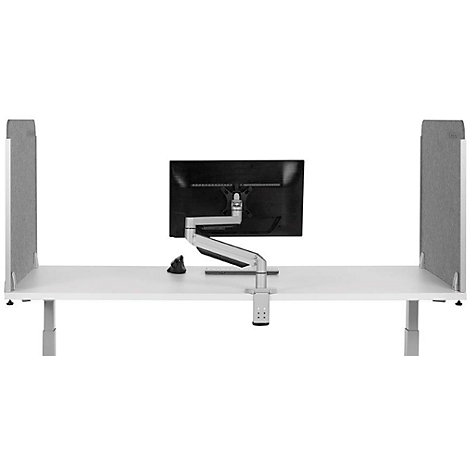 Ein weißer Schreibtisch mit zwei grauen Trennwänden und einem Monitor.