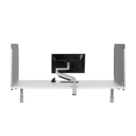 Ein Arbeitsplatz mit Schreibtisch, Monitor und Schallschutzwänden in hellem Grau vor weißem Hintergrund.