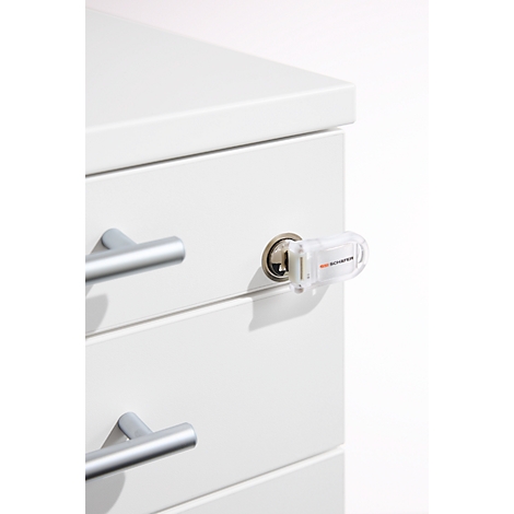 Detailaufnahme einer weißen Schublade mit silbernen Griffen und einem Schloss, in das ein transparenter Schlüssel steckt, mit der Aufschrift 'SECURE'.