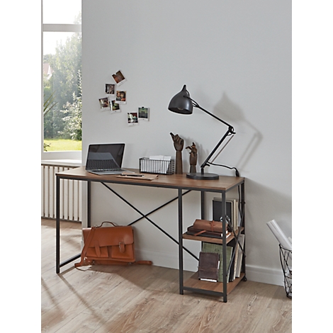Schreibtisch mit Lampe und Laptop, stilvoll eingerichtet. Im Hintergrund Fenster und Fotos.
