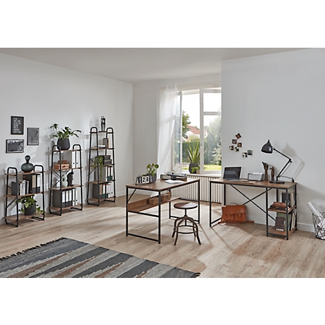 Büro mit Schreibtischen, Regalen und Stuhl. Holz und Metall. Fenster mit Blick ins Grüne. Natürliche, helle Atmosphäre.