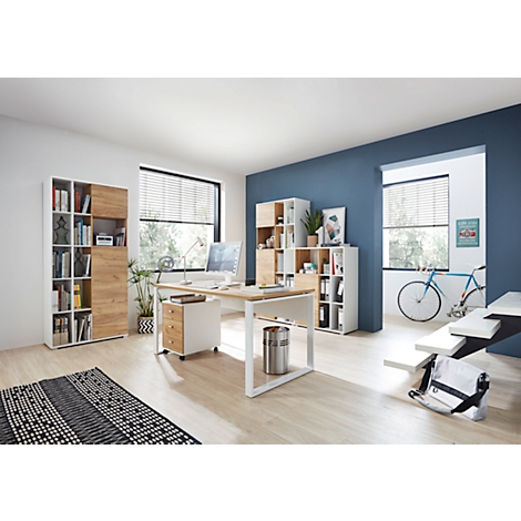 Helles Büro mit Schreibtisch, Bücherregalen und Fahrrad. Modern und minimalistisch eingerichtet.