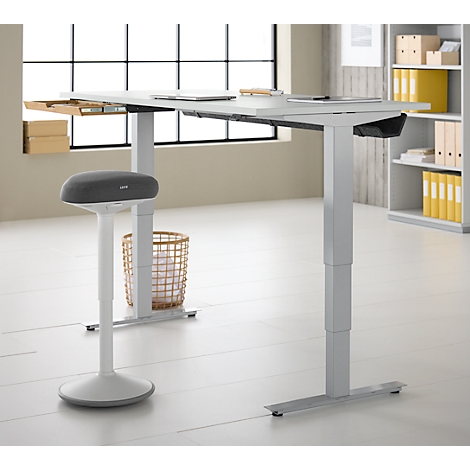Schreibtisch mit Bambus-Zubehörschublade & Kabelkanal aus Recyclingfilz, elektrisch höhenverstellbar, B 1600 x T 800 x H 605–1265 mm, lichtgrau/silber