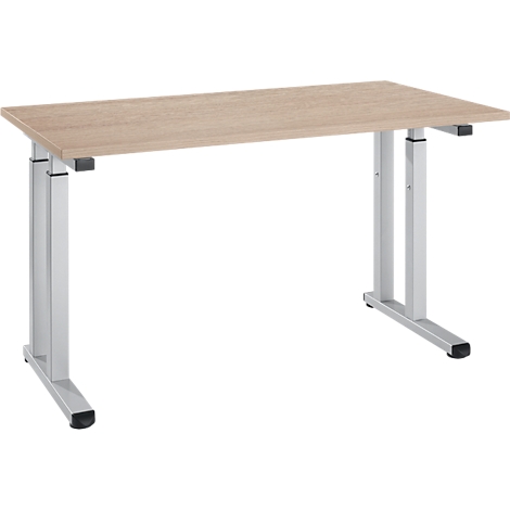 Ein hellbrauner, höhenverstellbarer Schreibtisch mit silbernen Beinen steht vor weißem Hintergrund.