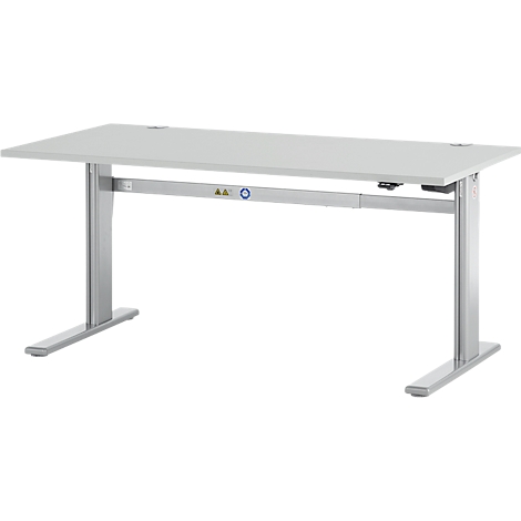 Ein weißer, höhenverstellbarer Schreibtisch mit silbernen Beinen. Der Tisch steht vor weißem Hintergrund.