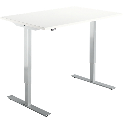 Ein weißer, höhenverstellbarer Schreibtisch vor weißem Hintergrund. Der Tisch hat silberfarbene Beine und eine rechteckige Tischplatte.