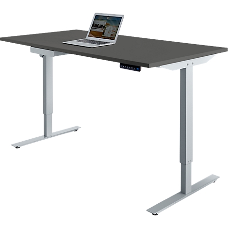 Ein höhenverstellbarer Schreibtisch mit Laptop. Graue Tischplatte, helle Beine. Auf dem Schreibtisch steht ein Laptop.
