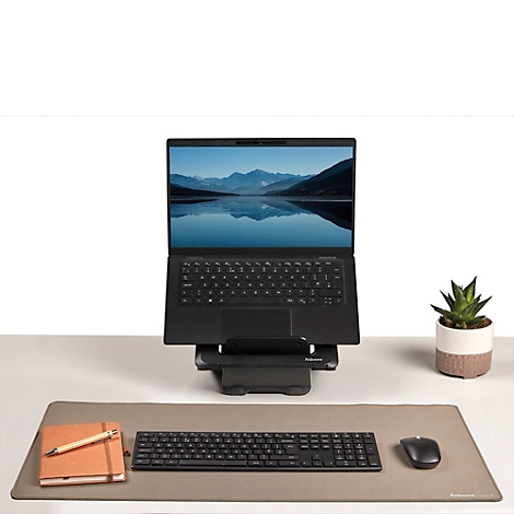 Mehrere gerollte Mousepads in verschiedenen Grau- und Schwarztönen, mit dem Markenlogo Fellowes Microban.