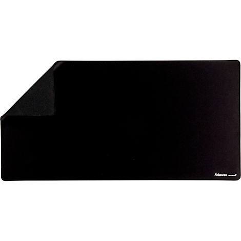 Laptop auf Ständer, Notizbuch mit Stift auf schwarzer Matte.