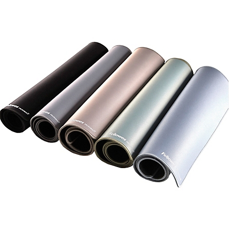 Sechs gerollte Schreibtischunterlagen in verschiedenen Farben, von Schwarz bis Silber, liegen nebeneinander.