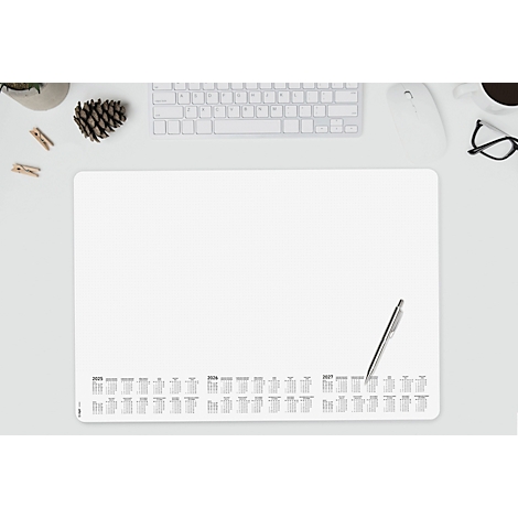 Schreibtischunterlage mit Jahreskalender, Stift, Tastatur, Maus, Brille, Tasse, Tannenzapfen und Deko-Klammern.