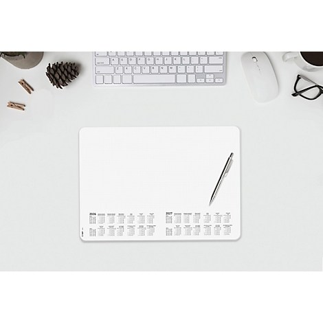 Weisses Mousepad mit 2020 und 2021 Kalendern. Auf dem Schreibtisch liegen eine Tastatur, eine Maus, eine Brille und eine Tasse.