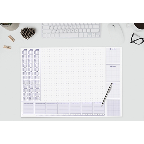 Schreibtischunterlage mit Kalender und Wochenübersicht. Kugelschreiber liegt auf der rechten Seite. Weitere Gegenstände: Tastatur, Brille, Tasse.