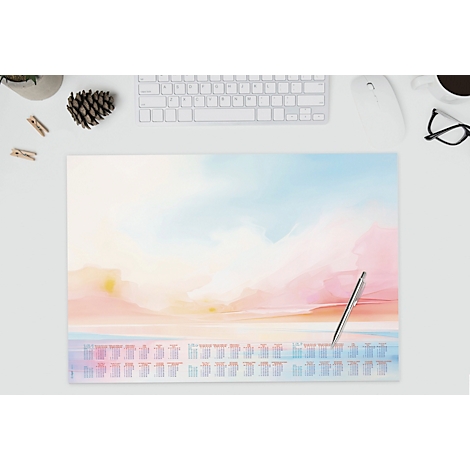 Schreibtischunterlage mit Aquarell-Landschaft, Kalender und Stift.